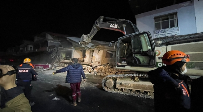 Hatay'da depremin ardından bir iş yerinde çökme meydana geldi 