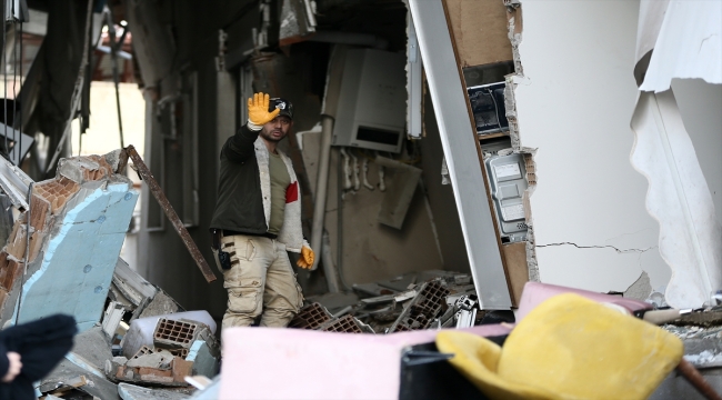 Hatay'da devrilen binadan 8 kişiyi komandolar sağ çıkardı