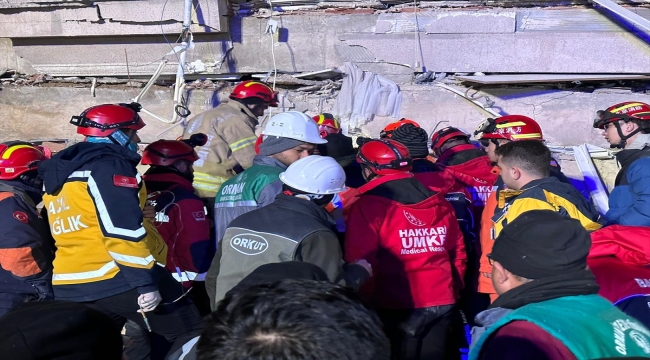 Hatay'da enkaz altında kalan baba ve 5 yaşındaki kızı 90. saatte kurtarıldı