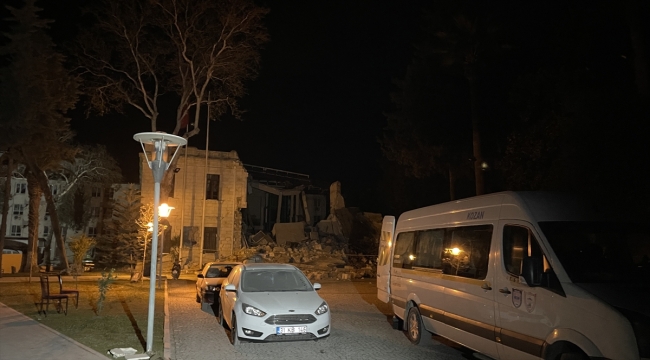 Hatay'da merkezli depremde valilik binasının bir kısmı yıkıldı