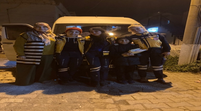 Hatay'da sağlık ekibinden depremzede çocuğa doğum günü sürprizi