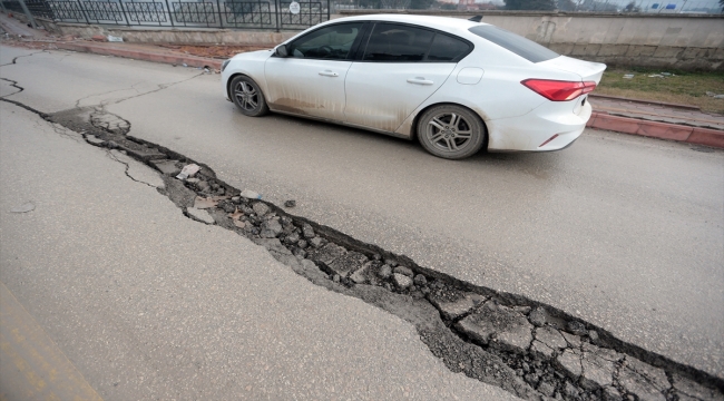 Hatay merkezli depremde bazı yol ve köprüler zarar gördü