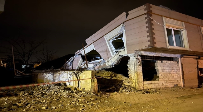 Hatay merkezli depremde Osmaniye'de boşaltılan 2 katlı binanın bir bölümü yıkıldı