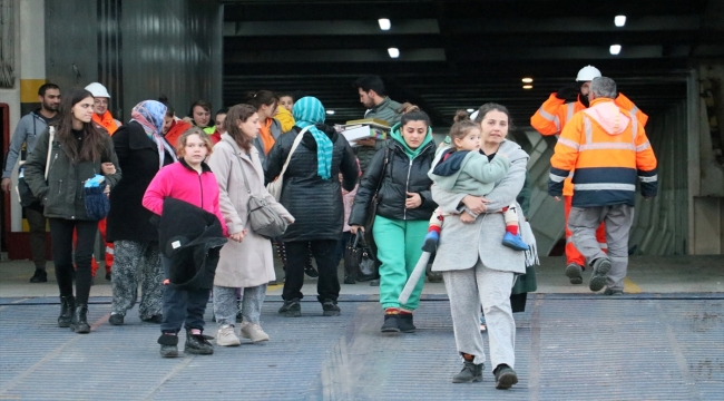 İskenderun'dan 21 depremzede gemiyle İzmir'e geldi