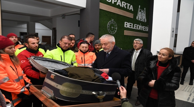 Ispartalı şehidin eşyaları Hatay'da depremzede aileye teslim edildi