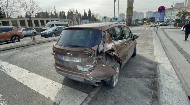 İstanbul'da 2 kişinin yaralandığı kaza anı güvenlik kamerasında