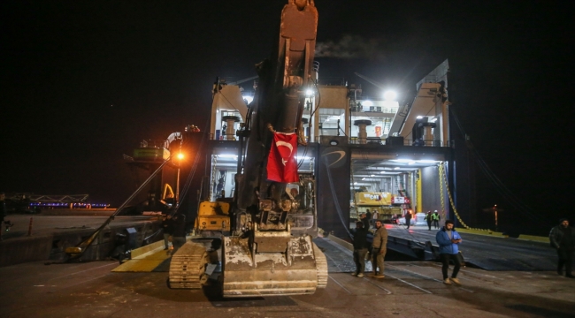 İzmir'den depremin yaşandığı bölgeye yardım getiren gemi İskenderun'a ulaştı