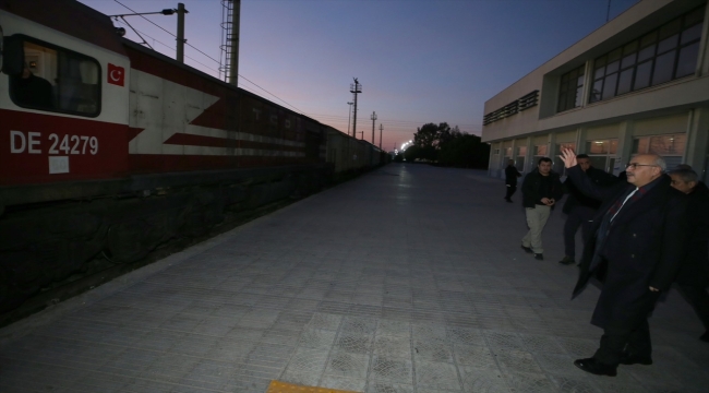 İzmir'den deprem bölgesine yardım malzemesi taşıyan tren yola çıktı