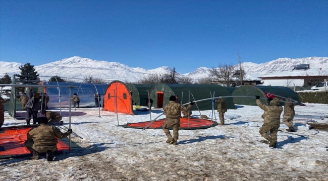 Jandarma ekipleri, Malatya'da depremzedeler için çadır kurdu