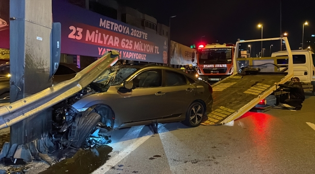 Kadıköy'de bariyerlere çarparak hurdaya dönen otomobilde sıkışan 3 kişi yaralandı