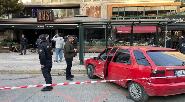 Kadıköy'de kaza yapan otomobilin girdiği restoranda hasar oluştu