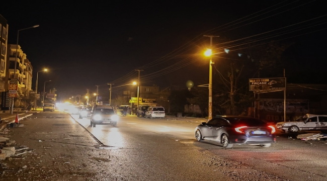 Kahramanmaraş merkezli depremlerin ardından sokak lambalarına elektrik verilmeye başlandı