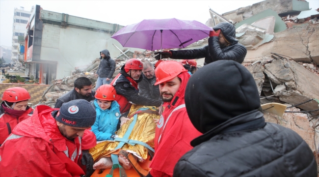 Kahramanmaraş'ta bir apartmanın enkazından anne ve kızı kurtarıldı