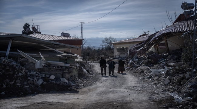 Kahramanmaraş'ta depremde oluşan yarık Çiğli Mahallesi'ni ikiye böldü