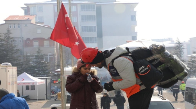 Kahramanmaraş'ta depremzedelere yardımlar sürüyor