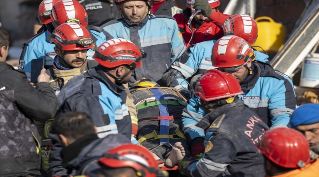 Kahramanmaraş'ta enkaz altında kalan 3 kişi 83 saat sonra kurtarıldı