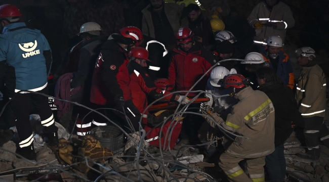 Kahramanmaraş'ta enkaz altında kalan anne, baba ve oğul, 138. saatte kurtarıldı