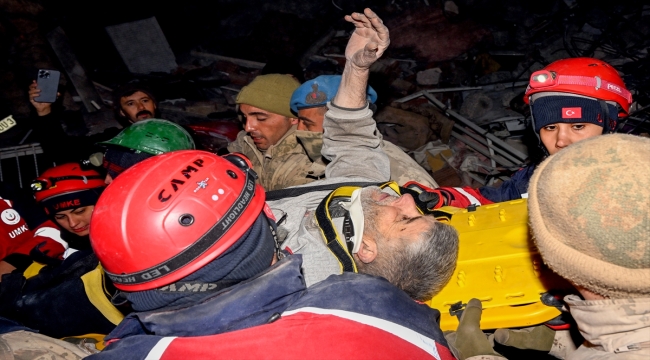 Kahramanmaraş'ta enkaz altındaki çift, 138 saat sonra kurtarıldı