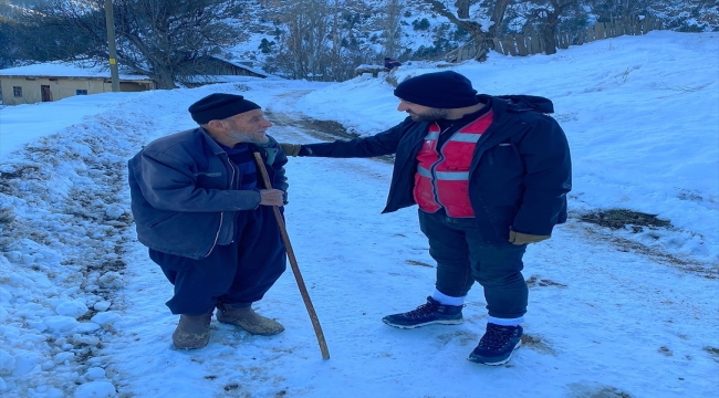 Kahramanmaraş'ta yolunu kaybeden yardım ekibine bölgedeki bir köpek rehberlik etti 