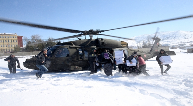 Kahramanmaraşlı depremzedeler kırsala helikopterle erzak taşıyan Mehmetçik'e teşekkür etti