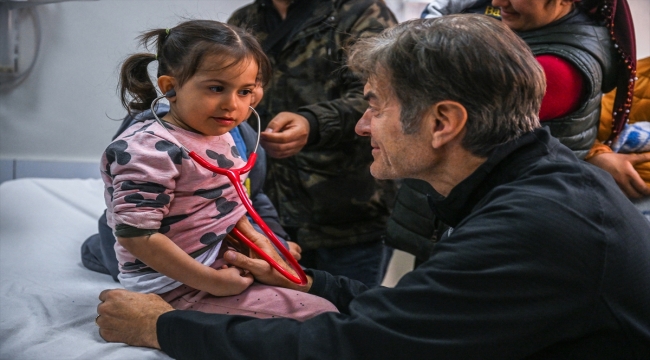 Kalp cerrahı Dr. Mehmet Öz Hatay'da hastanede yatan depremzedeleri ziyaret etti