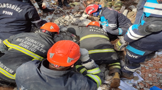 Karabük Belediyesi itfaiye ekipleri, Kahramanmaraş'ta 5 kişiyi enkazdan sağ kurtardı