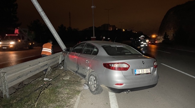 Karabük'te aydınlatma direğine çarpan otomobildeki 5 kişi yaralandı