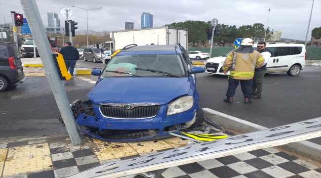 Kartal'da kamyonetle otomobilin çarpıştığı kazada 3 kişi yaralandı