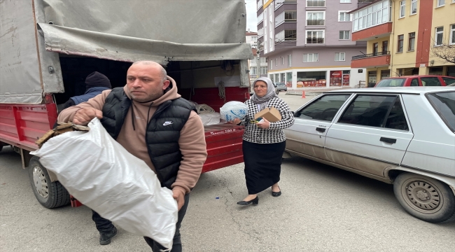 Kastamonu'dan, Hatay'daki depremzede şehit ailesine konteyner ve gıda yardımı