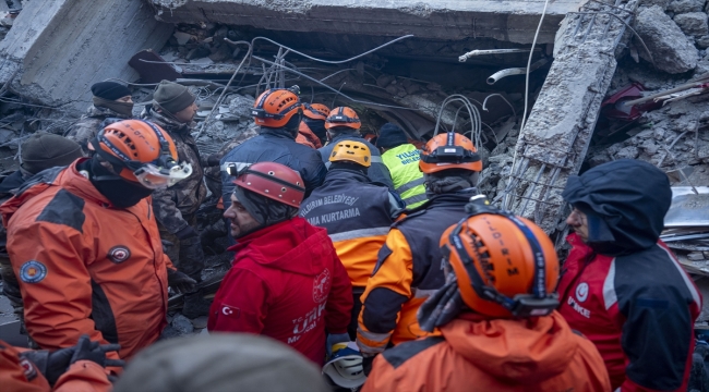 Kepçe operatörü depremden 47 saat sonra babasının enkazdan sağ çıkarılmasını sağladı