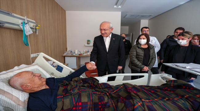 Kılıçdaroğlu ve eşi, Bilkent Şehir Hastanesi'nde tedavi gören depremzedeleri ziyaret etti