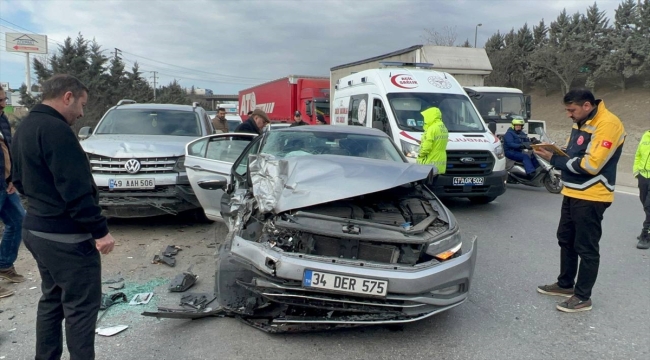 Kocaeli'de 3 aracın karıştığı zincirleme trafik kazasında 2 kişi yaralandı