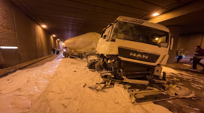 Kocaeli'de 4 aracın karıştığı zincirleme trafik kazası ulaşımı aksattı