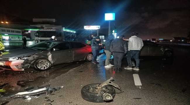 Kocaeli'de bir kişi gasbettiği araçla 2 polis otosuna çarptı: 2'si polis 3 yaralı