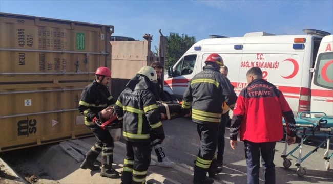 Kocaeli'de devrilen tırın sürücüsü yaralandı