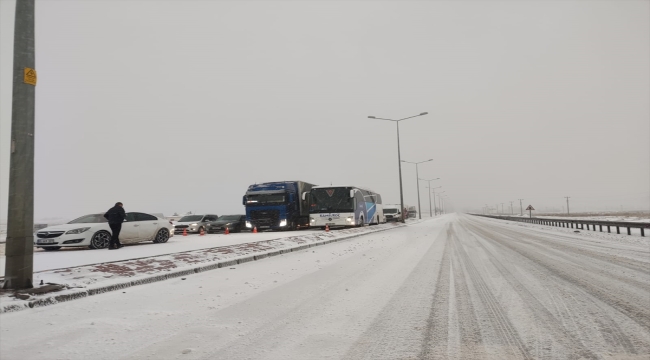 Konya'yı çevre illere bağlayan kara yolları kar yağışı nedeniyle trafiğe kapatıldı