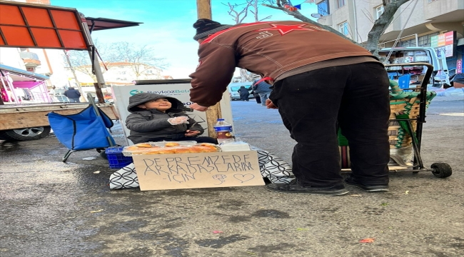 Küçük Karan, annesinin pişirdiği poğaçaları depremzede çocuklar yararına pazarda sattı 