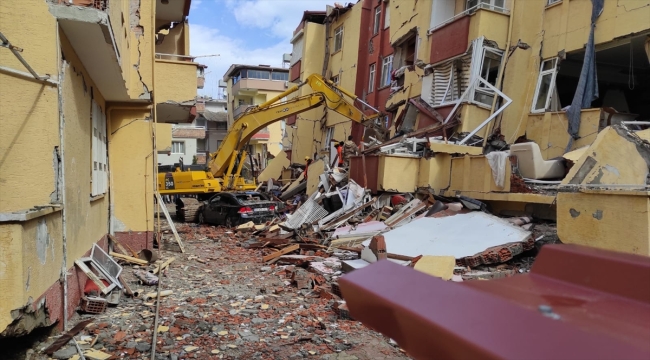 Kurtarıldığında kitaplarını soran lise öğrencisi enkazdaki bekleyişini kaydetmiş