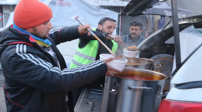 Malatya'da 150 bin depremzedeye günlük üç öğün sıcak yemek veriliyor