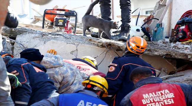 Malatya'da 2 kardeş kedileriyle birlikte enkazdan 82 saat sonra kurtarıldı