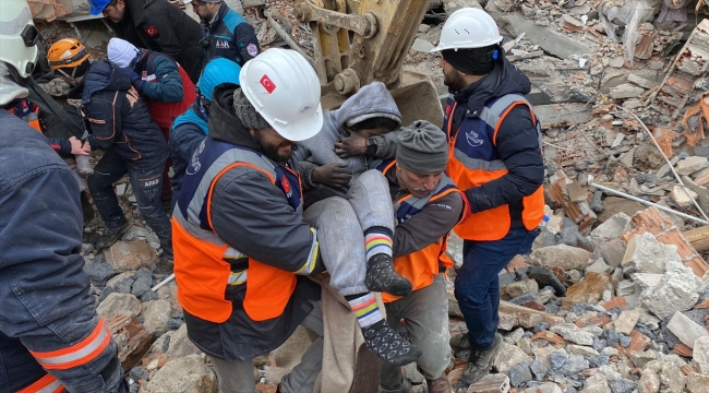 Malatya'da bir binanın enkazından 2 kız çocuğu sağ çıkarıldı