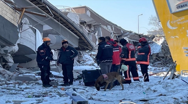 Malatya'da yıkılan evin sabit telefon hattının cevap vermesi üzerine enkazda arama başlatıldı