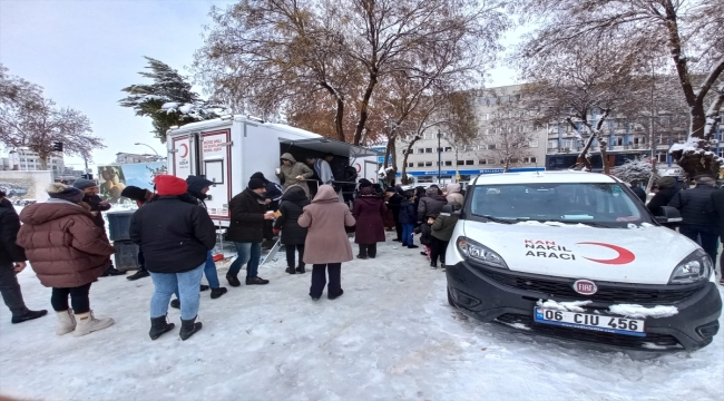 Malatya ve Şanlıurfa'da depremzedelere ikramlar sürüyor