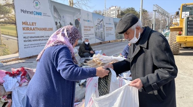 Malatyalı yaşlı çift çıkartıldıkları enkazın kaldırılmasını üzüntüyle izliyor