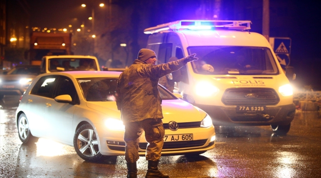 Mehmetçik, deprem bölgesinde 24 saat görevde