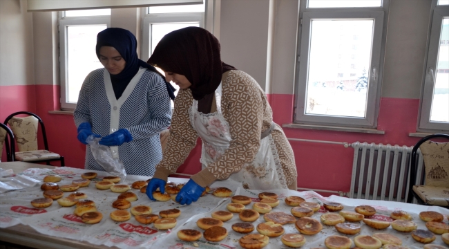 Muş'ta gönüllü kadınlar, depremden etkilenenler için pasta ve kek üretiyor