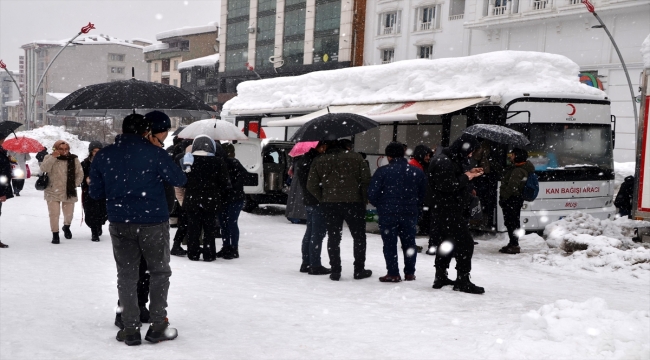 Muş'ta vatandaşlar deprem bölgesi için kan bağışında bulunuyor