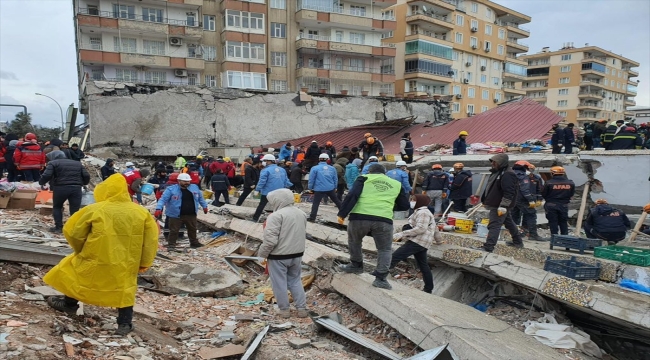 Öğretmenlerden oluşan MEB AKUB ekipleri arama kurtarma çalışmalarına katılıyor