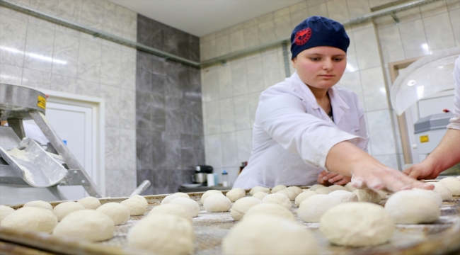 Okulun fırınında depremzedeler için günlük 15 bin ekmek üretiyorlar