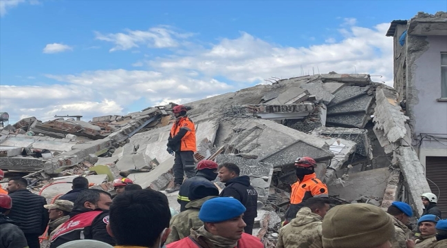 Osmaniye'de depremde hasar gören 2 katlı bina çöktü